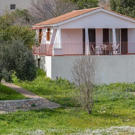 بيت للعطل Salty Pebble House