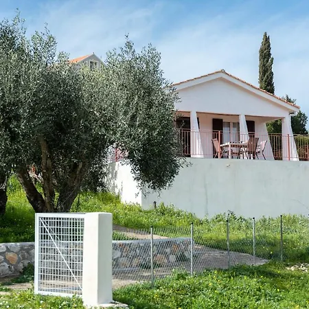 Salty Pebble House بيت للعطل